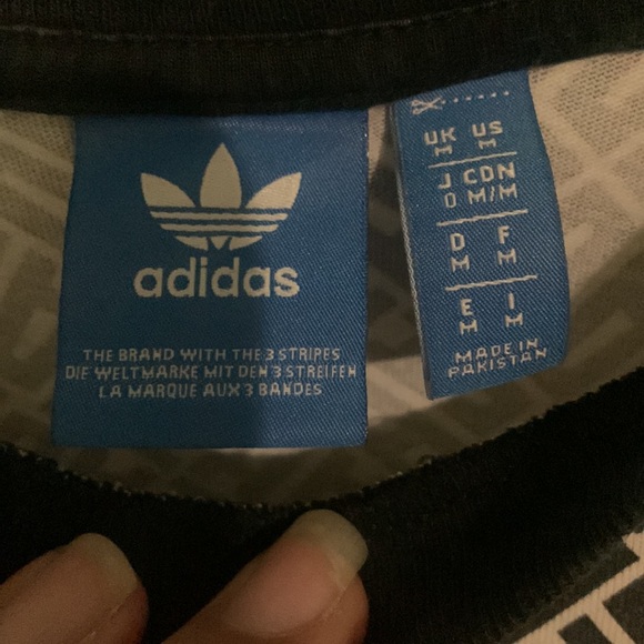 Selling a men adidas shirt any questions ask 💕 - Picture 4 of 4